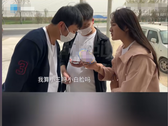 炸裂！男子车被开罚单，意外发现妻子出轨，60万换来一顶绿帽子