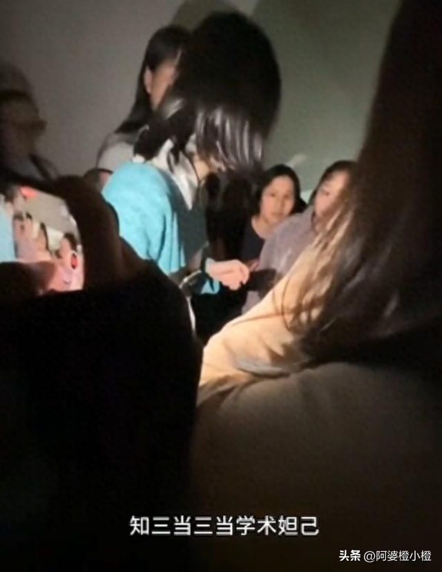 教授出轨学生后续：妻子身材纤瘦高挑，大眼睛性格豪爽，同是老师