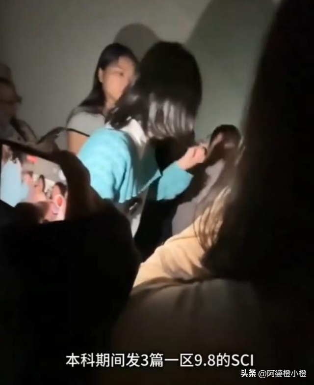 教授出轨学生后续：妻子身材纤瘦高挑，大眼睛性格豪爽，同是老师