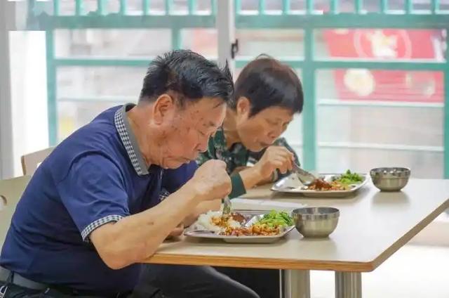医生发现：最伤害肾脏的行为，不是憋尿！而是频繁去做这3件事