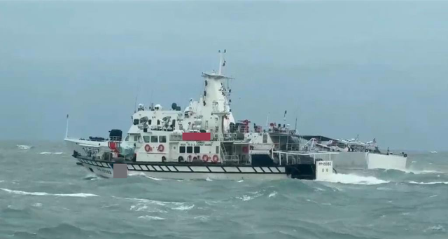 台岛四周对峙，台海巡小艇要“驱离”大陆海警船，海面上乱成一团