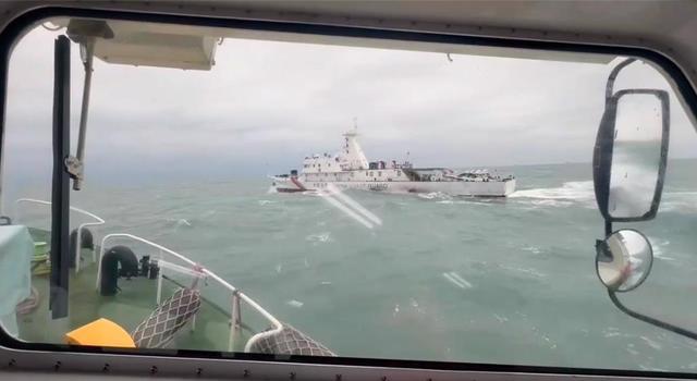 台岛四周对峙，台海巡小艇要“驱离”大陆海警船，海面上乱成一团