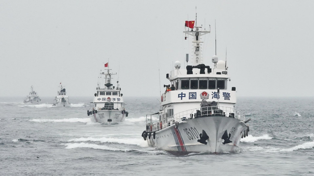 台岛四周对峙，台海巡小艇要“驱离”大陆海警船，海面上乱成一团
