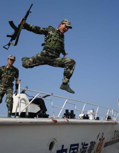 台岛四周对峙，台海巡小艇要“驱离”大陆海警船，海面上乱成一团