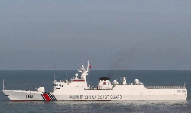 台岛四周对峙，台海巡小艇要“驱离”大陆海警船，海面上乱成一团