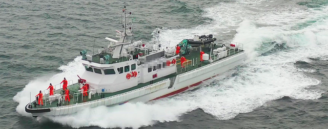 台岛四周对峙，台海巡小艇要“驱离”大陆海警船，海面上乱成一团