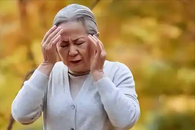 人不会无缘无故患老年痴呆！医生发明
：得老年痴呆，离不开这4点