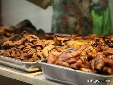 10人排队9人托！央媒为平易近
除害，怒揭年夜
锅卤菜骗局，了局年夜
快人心