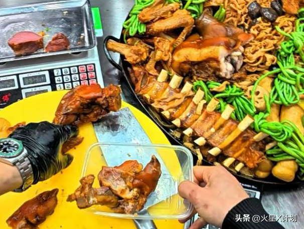 10人排队9人托！央媒为平易近
除害，怒揭年夜
锅卤菜骗局，了局年夜
快人心
