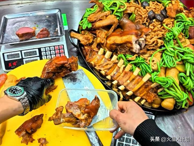 10人排队9人托！央媒为平易近
除害，怒揭年夜
锅卤菜骗局，了局年夜
快人心