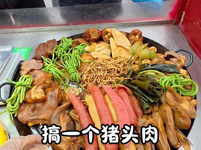 10人排队9个托！央媒再揭圈套
，卤菜遮羞布被掀，下场
大快人心
