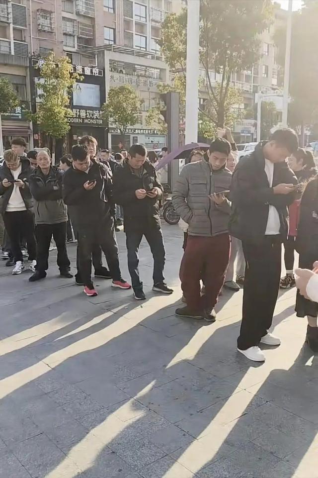 10人排队9个托！央媒再揭圈套
，卤菜遮羞布被掀，下场
大快人心