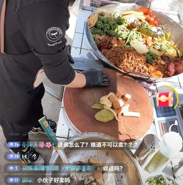 10人排队9个托！央媒再揭圈套
，卤菜遮羞布被掀，下场
大快人心