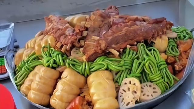 10人排队9个托！央媒再揭圈套
，卤菜遮羞布被掀，下场
大快人心