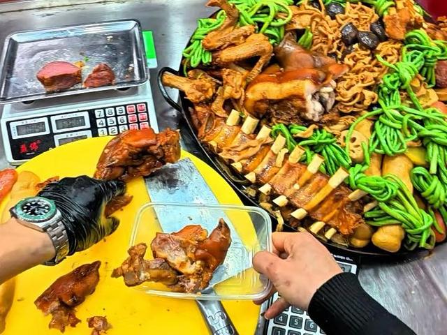 10人排队9个托！央媒再揭圈套
，卤菜遮羞布被掀，下场
大快人心