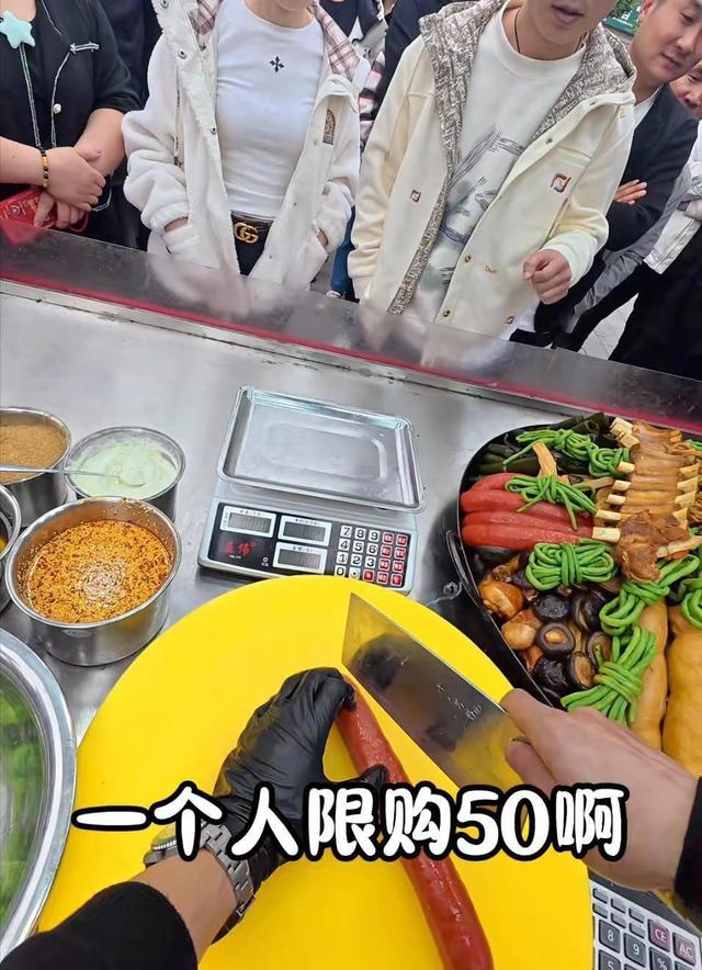 10人排队9个托！央媒再揭圈套
，卤菜遮羞布被掀，下场
大快人心