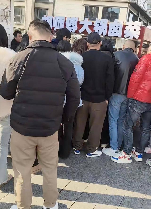 10人排队9个托！央媒再揭圈套
，卤菜遮羞布被掀，下场
大快人心