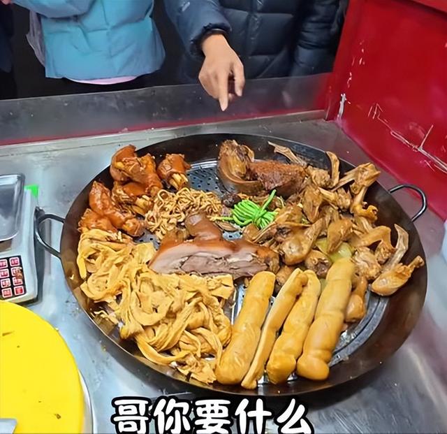 10人排队9个托！央媒再揭圈套
，卤菜遮羞布被掀，下场
大快人心