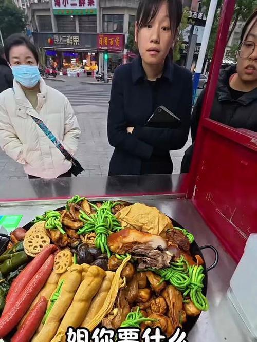 10人排队9个托！央媒再揭圈套
，卤菜遮羞布被掀，下场
大快人心