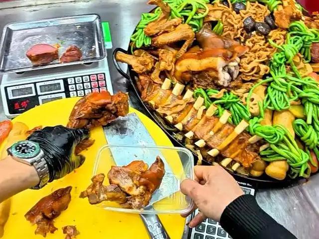 10人排队9个托！央媒再揭圈套
，卤菜遮羞布被掀，下场
大快人心