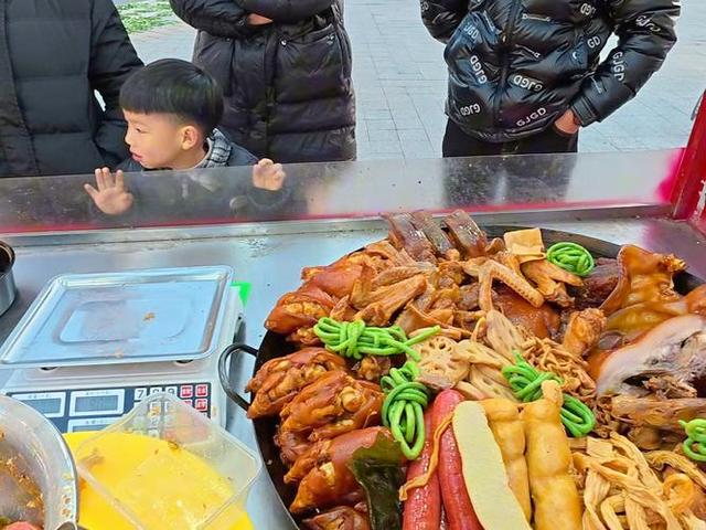 10人排队9个托！央媒再揭圈套
，卤菜遮羞布被掀，下场
大快人心