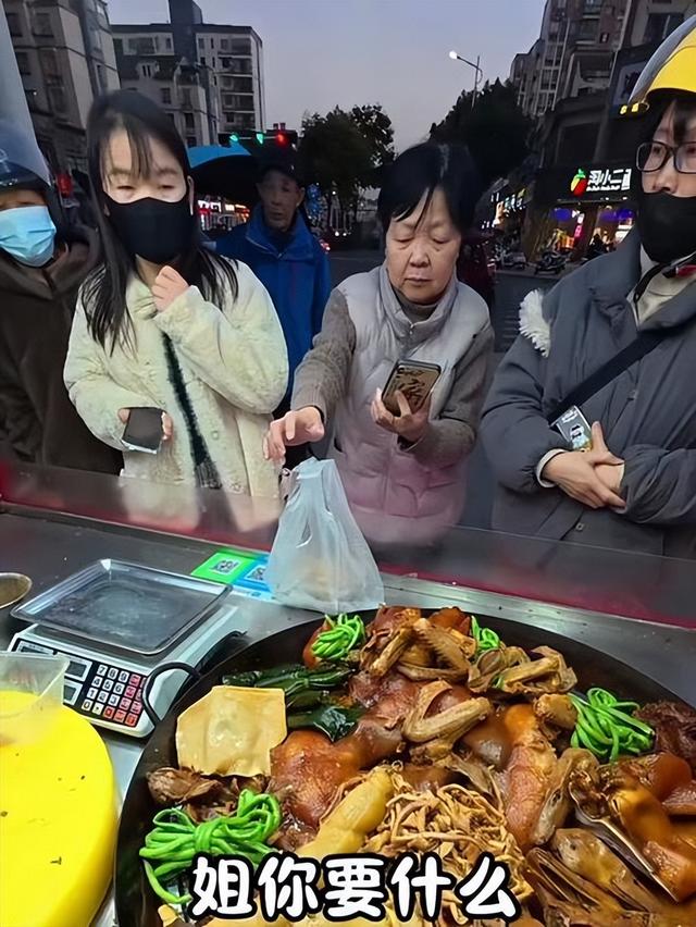 10人排队9个托！央媒再揭圈套
，卤菜遮羞布被掀，下场
大快人心