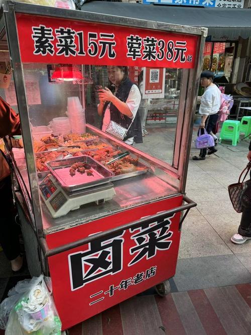 10人排队9个托！央媒再揭圈套
，卤菜遮羞布被掀，下场
大快人心