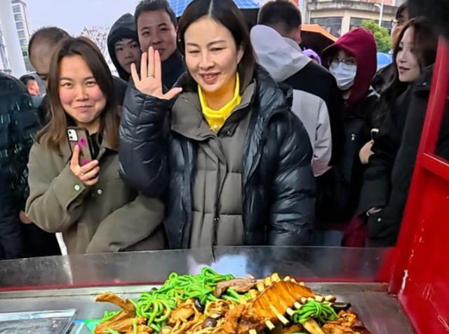 10人排队9个托！央媒再揭圈套
，卤菜遮羞布被掀，下场
大快人心