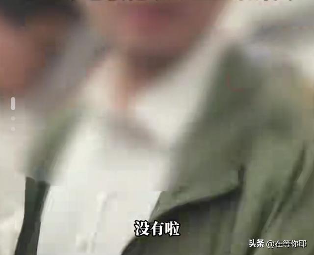 地铁一外子
敞开裤裆，在女乘客裤子留下白色液体，女乘客崩溃年夜
哭
