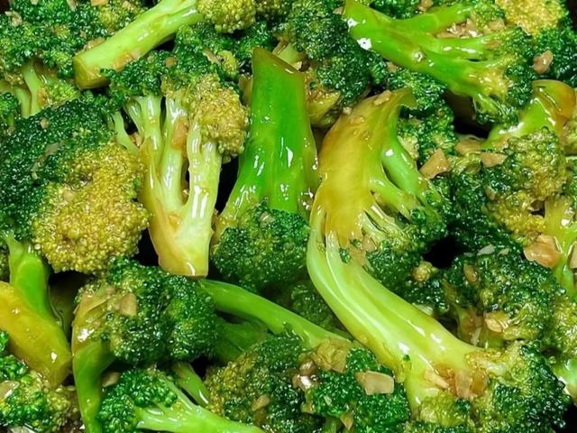 春天，八道素菜可以多吃，补充炊事
纤维和维生素，加强体质抗衰老