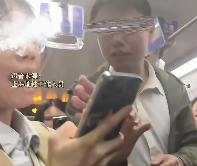 女子穿着
瑜伽裤乘地铁，遭男子喷射不明液体，男子身份被扒