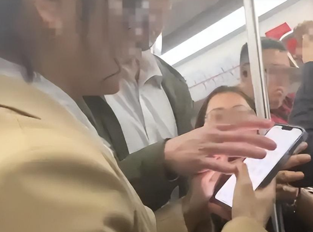男子地铁上弄女子一裤子后续！同事炸窝了，曝妻子颜值秒杀全列车