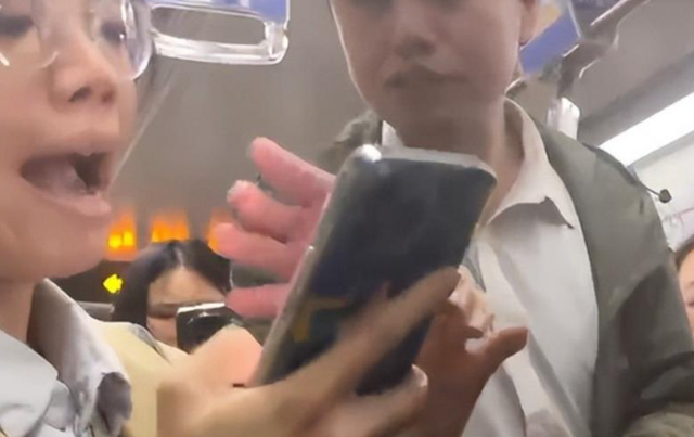 男子地铁上弄女子一裤子后续！同事炸窝了，曝妻子颜值秒杀全列车