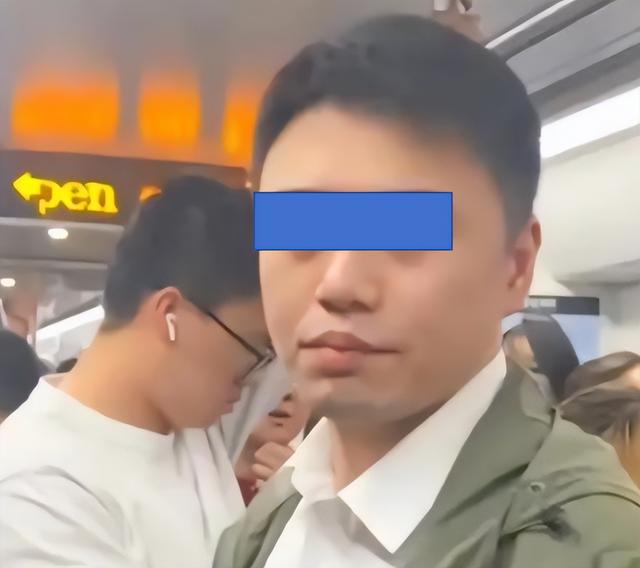 男子地铁上弄女子一裤子后续！同事炸窝了，曝妻子颜值秒杀全列车