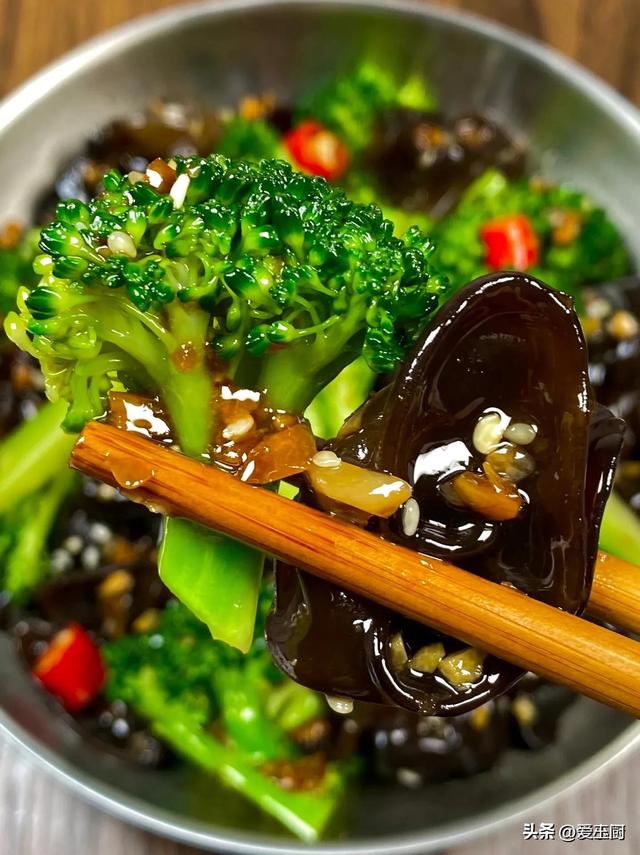 “春养肝，睡得喷鼻
”，春天里常吃8道菜，排除垃圾，身材好