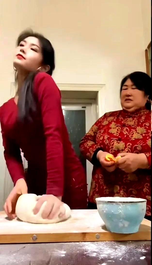 “嫂子揉面”终被点名批评
！ 为了流量不择本领，发起封杀！