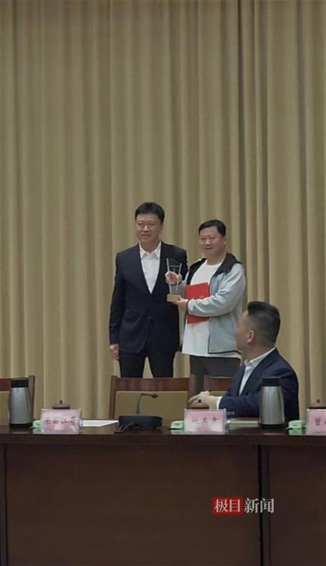 “卤鹅哥”因投喂“甲亢哥”走红，家乡荣昌聘其为“美食全球推介使”并嘉奖10万元