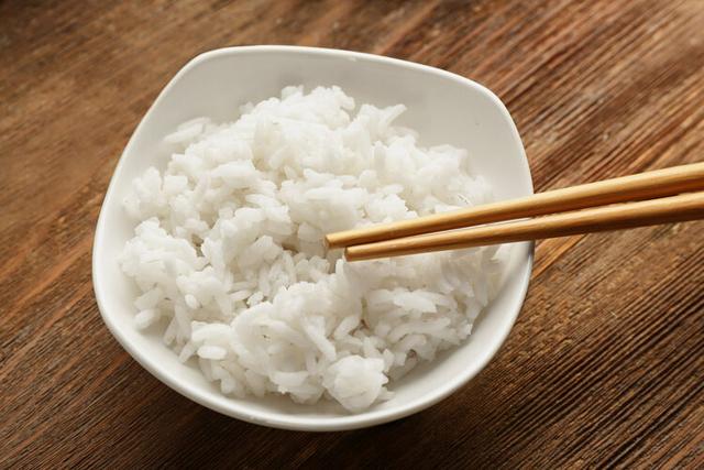 大批
人造米流入市场，本钱只要几毛钱？提示：3种大米，真要少吃