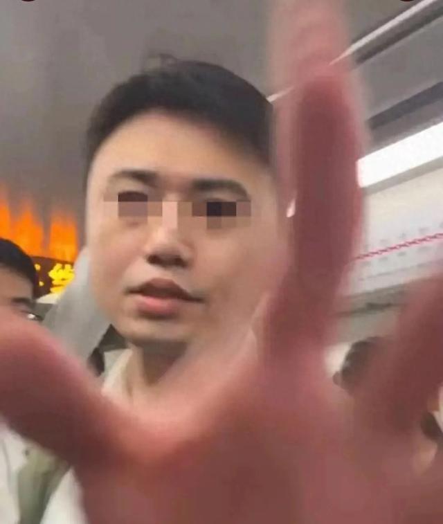 41岁男子地铁猥亵后续：工作单位被扒，已被开除，妻子颜值出众！