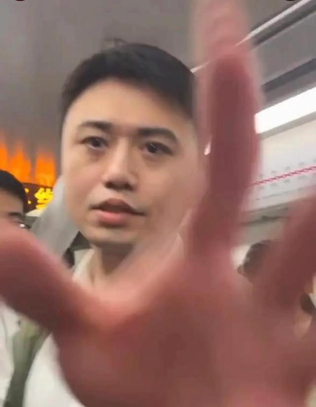41岁男子地铁猥亵后续！同事称已被解雇
，曝妻子颜值秒杀全列车！