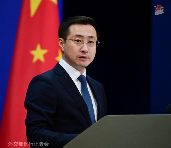 特朗普彻底慌了，连夜叫停，对中国两样东西免关税，终于知道怕了