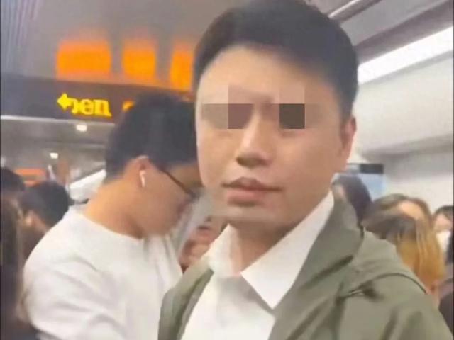41岁“咸猪手”的翻车现场 ，同事曝已被解雇
，妻子颜值秒杀全列车