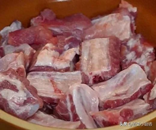 排骨一焯水就变柴？本来
是用错了水，教你准确做法，排骨鲜嫩不柴