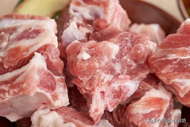 排骨一焯水就变柴？本来
是用错了水，教你准确做法，排骨鲜嫩不柴