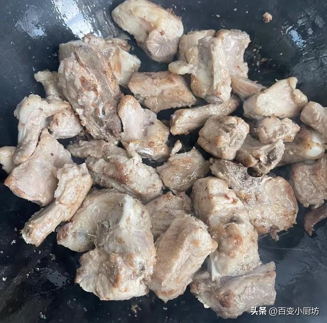 排骨一焯水就变柴？本来
是用错了水，教你准确做法，排骨鲜嫩不柴