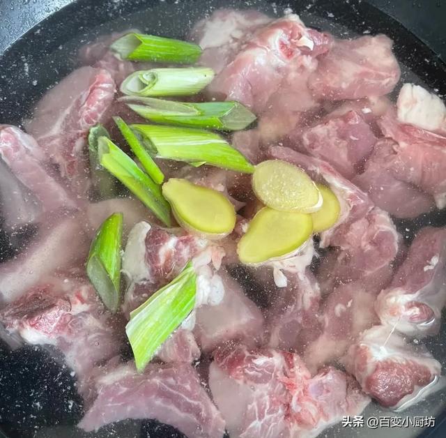 排骨一焯水就变柴？本来
是用错了水，教你准确做法，排骨鲜嫩不柴
