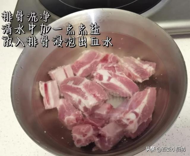 排骨一焯水就变柴？本来
是用错了水，教你准确做法，排骨鲜嫩不柴