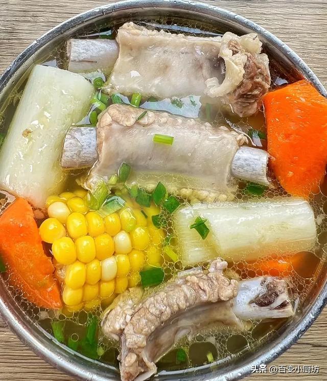 排骨一焯水就变柴？本来
是用错了水，教你准确做法，排骨鲜嫩不柴