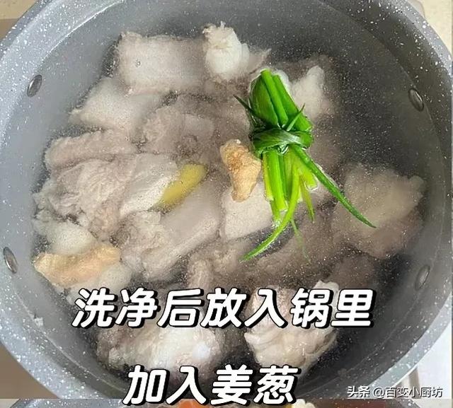 排骨一焯水就变柴？本来
是用错了水，教你准确做法，排骨鲜嫩不柴