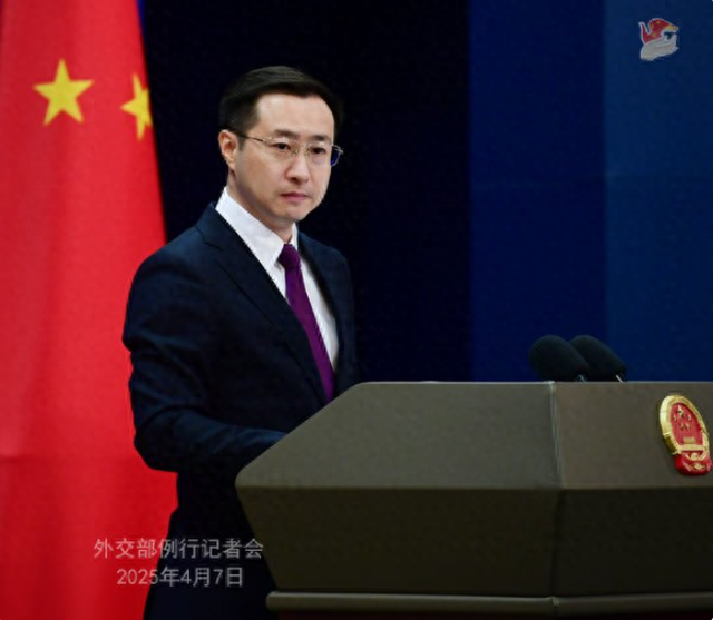 特朗普退缩了，我国是否放他一马？中方更改对美称谓，王毅送16字